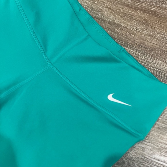 Nike Set “Green Leggings (M) with Rainbow Stripe and matching Sports Bra (XL) - Picture 5 of 10